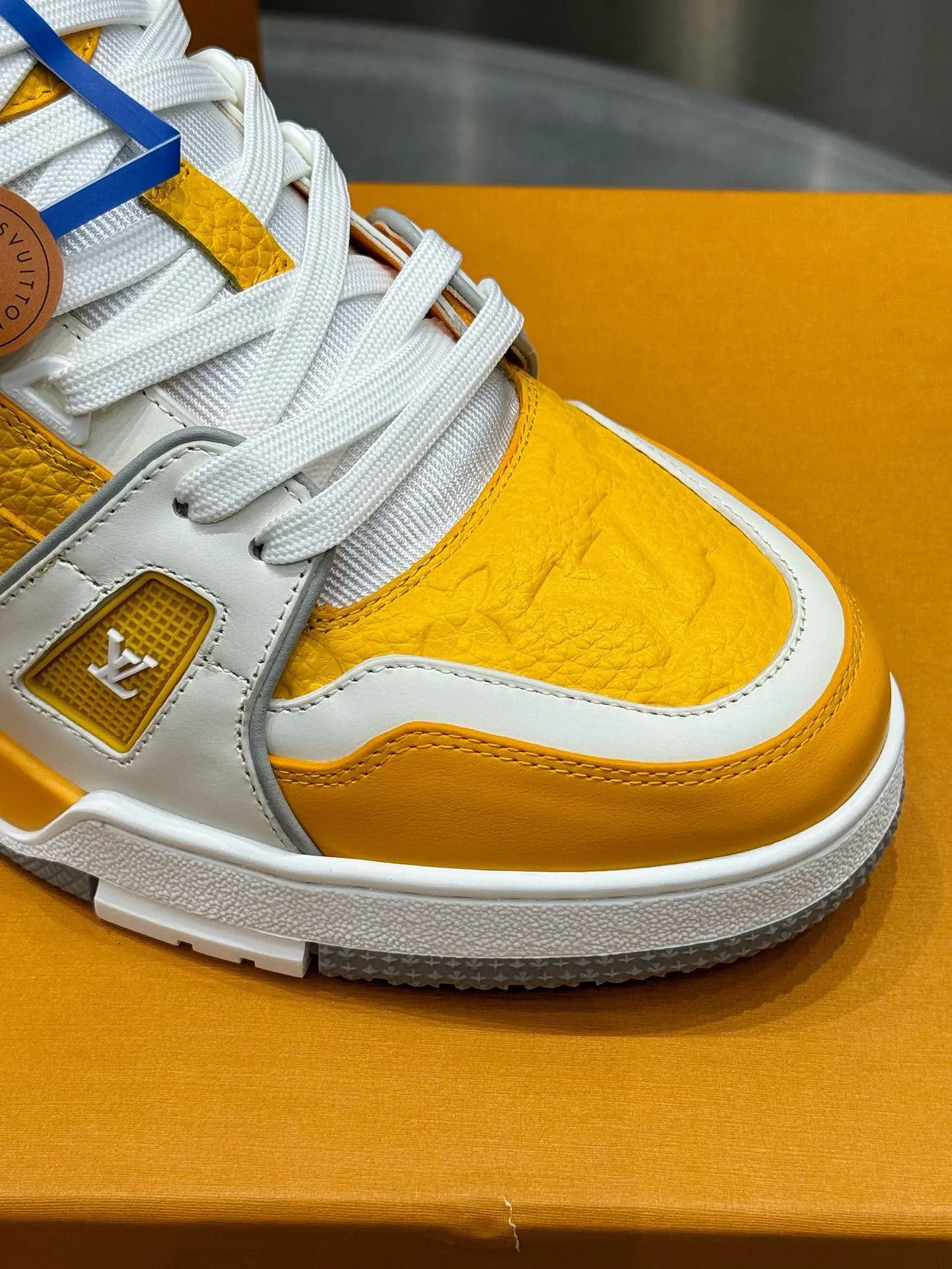 👟👟Ex-factory price 740👟👟 LOUIS VUITTON - the best-looking sneakers by Virgin Abloh, Lv Brand strongly recommends new products, official website limited edition retro basketball sneakers! Both high-top and low-top models spent money to purchase the original 1:1 accurate replica, the details are invincible, full of sincerity, imported custom-made original cowhide, the original package method is the same, the details are 100% restored, the private model customizes the original one-piece TPU outsole, which is different from other brands, without the original version, this effect cannot be achieved! LV’s best-looking couple shoes in the past, don’t miss it! Size: 35-45